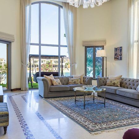 Chic 4Br Villa With Assistant Room And Private Pool On Palm Jumeirah By Deluxe Holiday Homes Dubai Bagian luar foto