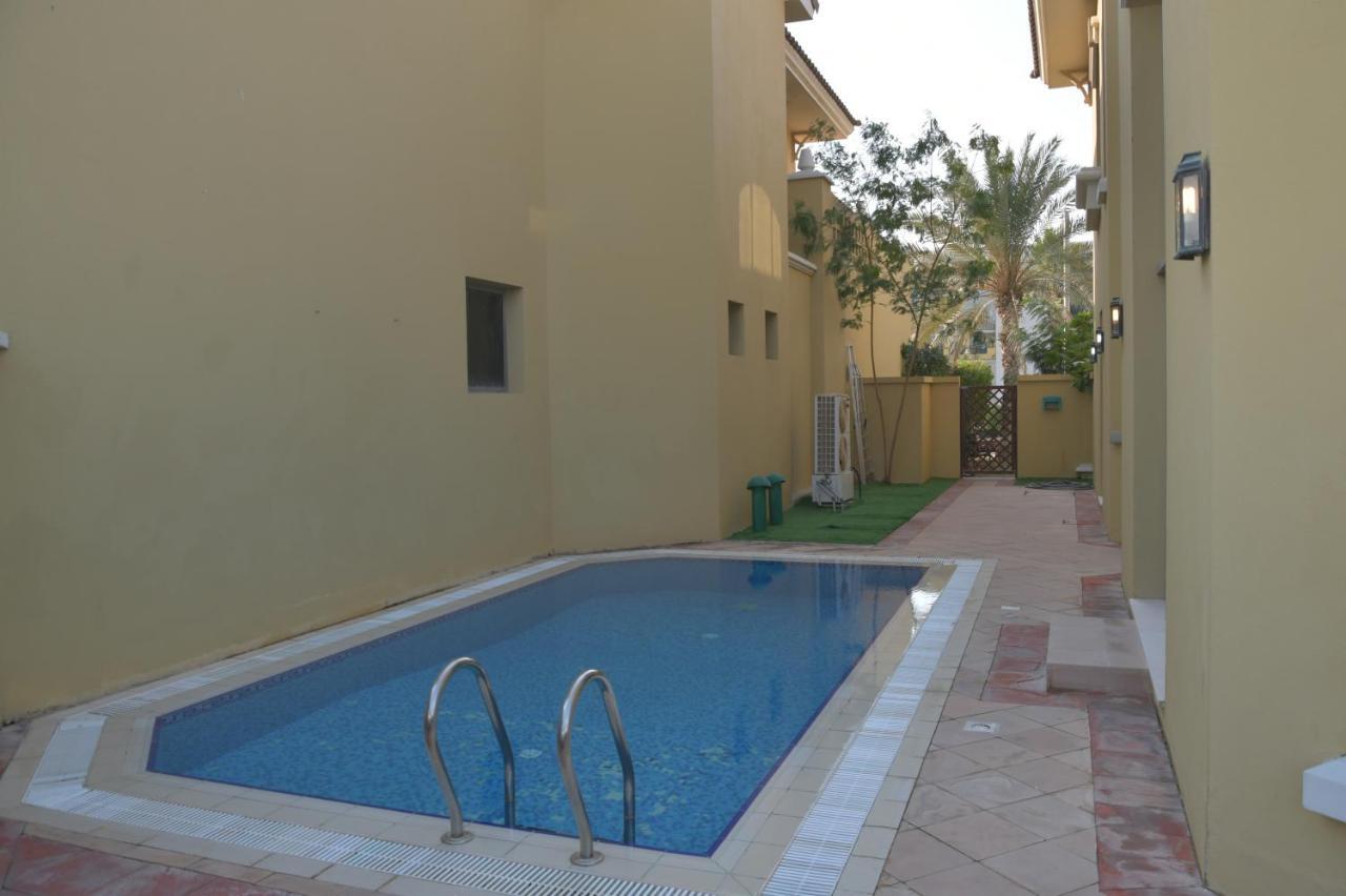 Chic 4Br Villa With Assistant Room And Private Pool On Palm Jumeirah By Deluxe Holiday Homes Dubai Bagian luar foto