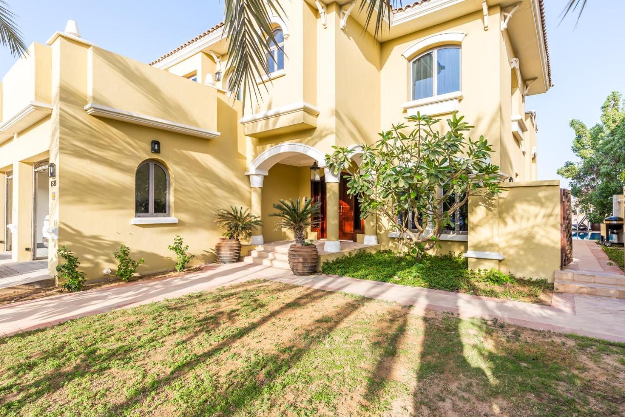 Chic 4Br Villa With Assistant Room And Private Pool On Palm Jumeirah By Deluxe Holiday Homes Dubai Bagian luar foto