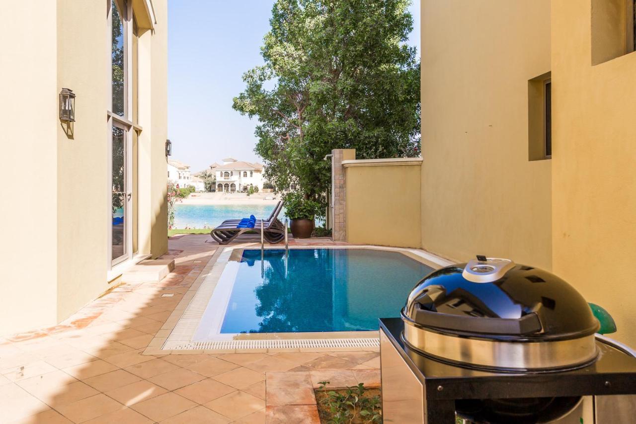 Chic 4Br Villa With Assistant Room And Private Pool On Palm Jumeirah By Deluxe Holiday Homes Dubai Bagian luar foto