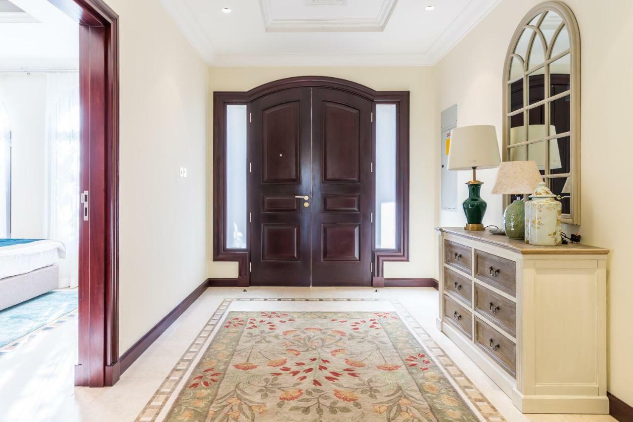 Chic 4Br Villa With Assistant Room And Private Pool On Palm Jumeirah By Deluxe Holiday Homes Dubai Bagian luar foto