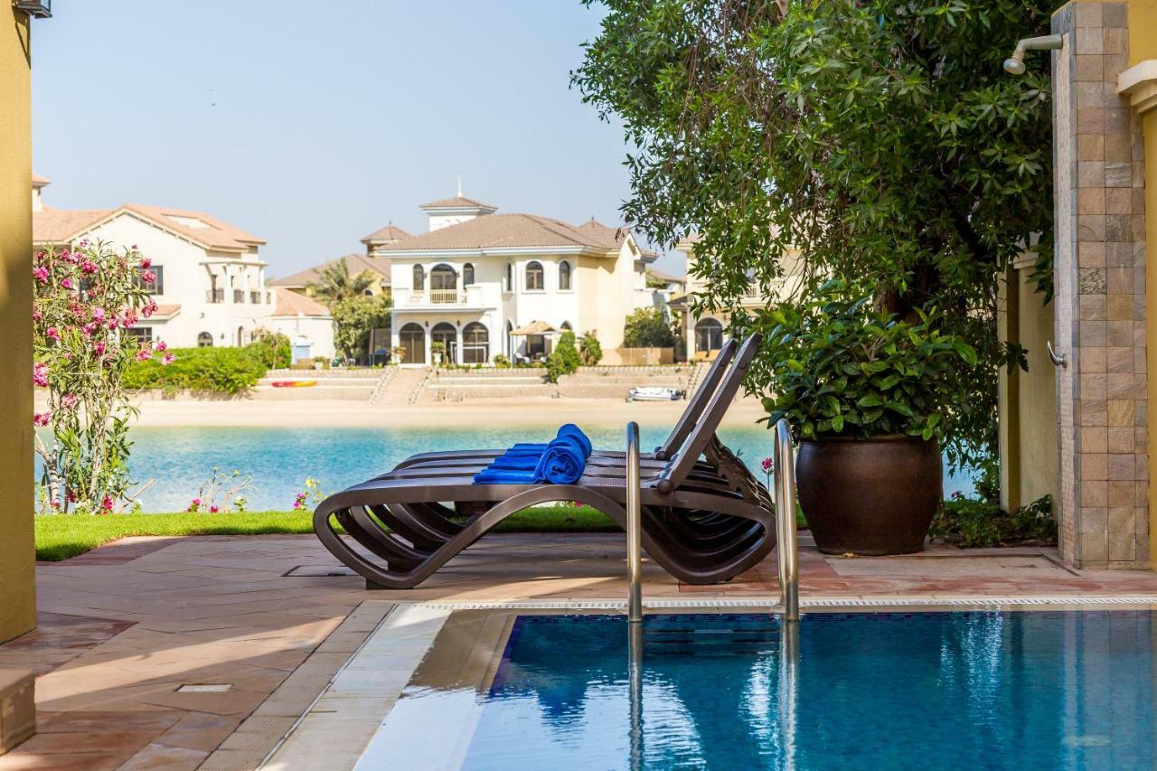 Chic 4Br Villa With Assistant Room And Private Pool On Palm Jumeirah By Deluxe Holiday Homes Dubai Bagian luar foto