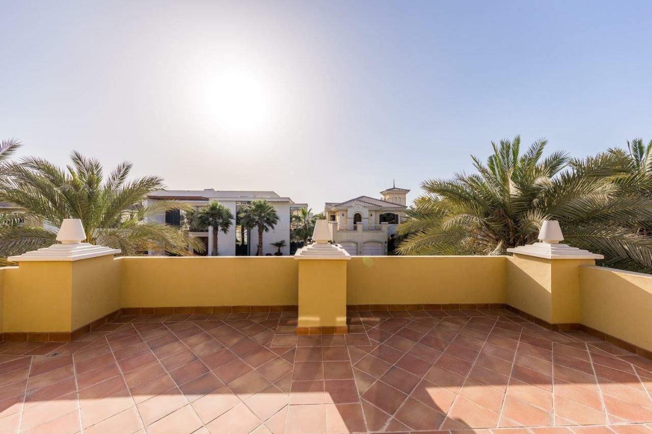 Chic 4Br Villa With Assistant Room And Private Pool On Palm Jumeirah By Deluxe Holiday Homes Dubai Bagian luar foto