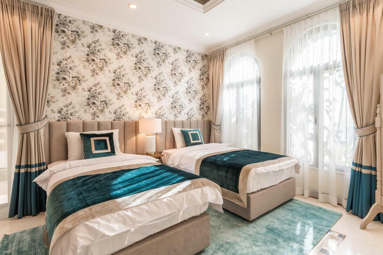 Chic 4Br Villa With Assistant Room And Private Pool On Palm Jumeirah By Deluxe Holiday Homes Dubai Bagian luar foto