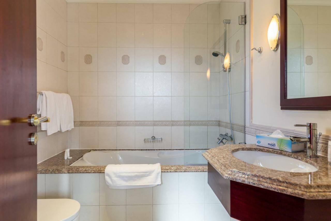 Chic 4Br Villa With Assistant Room And Private Pool On Palm Jumeirah By Deluxe Holiday Homes Dubai Bagian luar foto