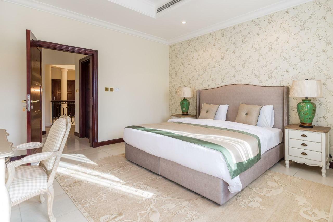 Chic 4Br Villa With Assistant Room And Private Pool On Palm Jumeirah By Deluxe Holiday Homes Dubai Bagian luar foto