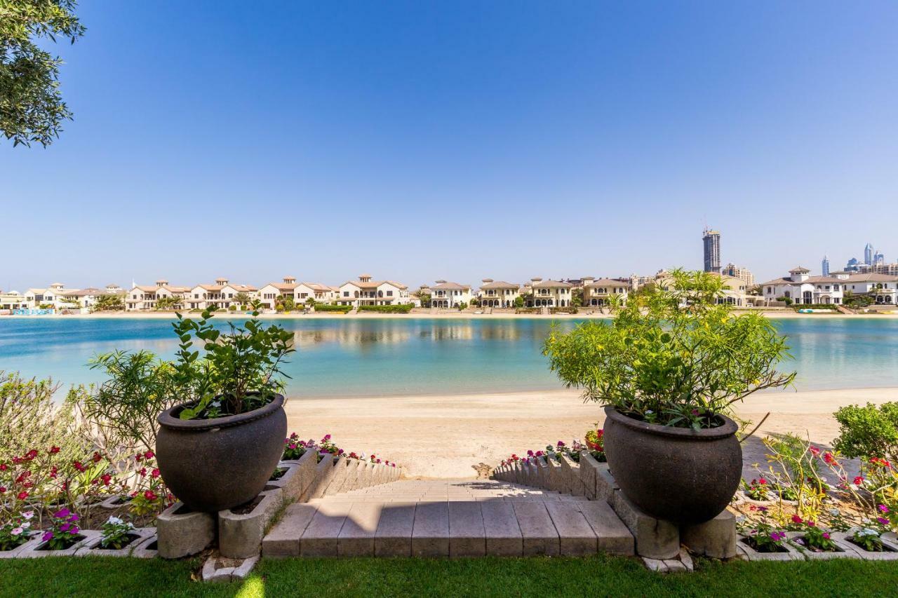 Chic 4Br Villa With Assistant Room And Private Pool On Palm Jumeirah By Deluxe Holiday Homes Dubai Bagian luar foto