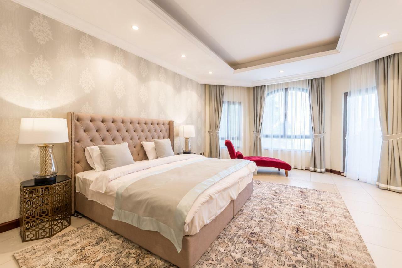 Chic 4Br Villa With Assistant Room And Private Pool On Palm Jumeirah By Deluxe Holiday Homes Dubai Bagian luar foto